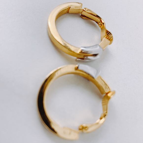 VTG Signed Trifari Gold Tone Hoop Earrings Clip On Mid Century 1960s Jewelry - Picture 10 of 11
